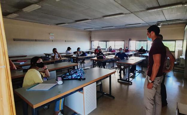 El alcalde de la localidad visita los centros educativos