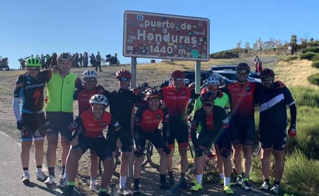La Peña Ciclista Farolillo Rojo sube el puerto de Honduras
