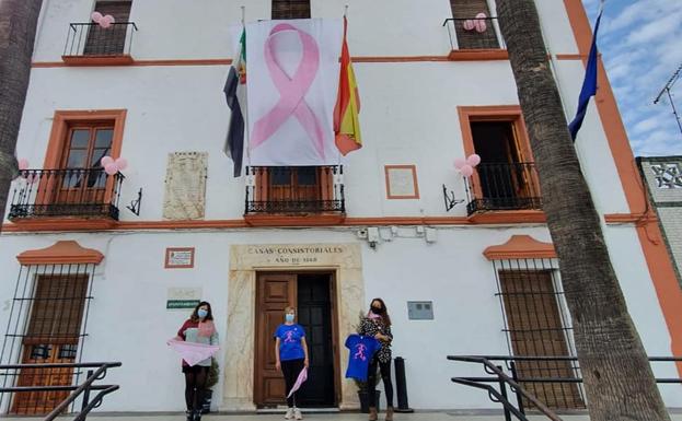 Se coloca el lazo rosa en la fachada del Ayuntamiento