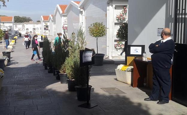 El cementerio municipal recibe alrededor de 700 visitas
