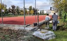 Comienzan las mejoras en las pistas de tenis del IES 'Campos de San Roque'