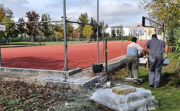 Comienzan las mejoras en las pistas de tenis del IES 'Campos de San Roque'