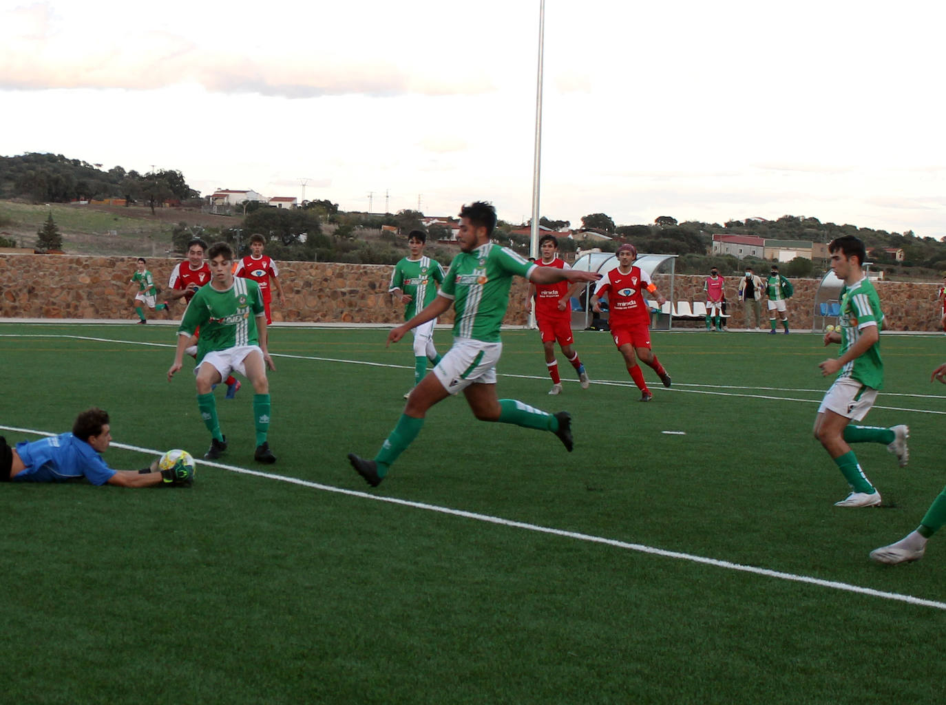 Los juveniles consiguen su primera victoria