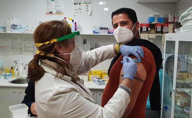 Ya se vacunan los sanitarios valverdeños del Centro de Salud