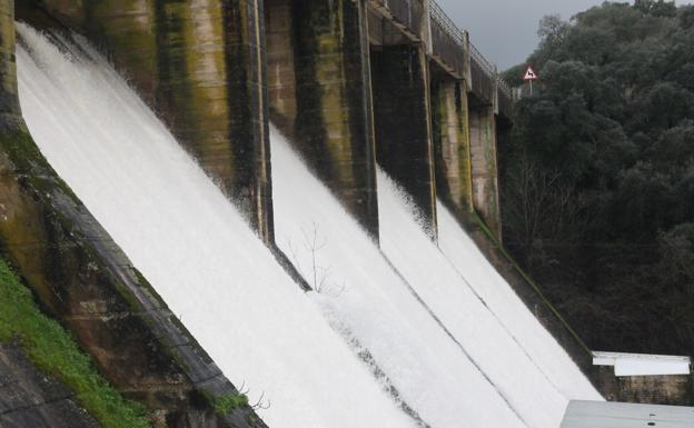 El espectáculo de ver a Piedra aguda verter agua