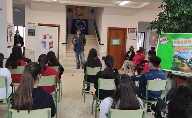 'Duende Josele' visita el Colegio 'Cristo Crucificado'
