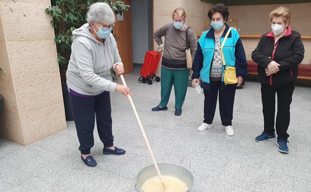 Más de 200 vecinos pasan por la exposición 'El agua antes de la década de los 60'