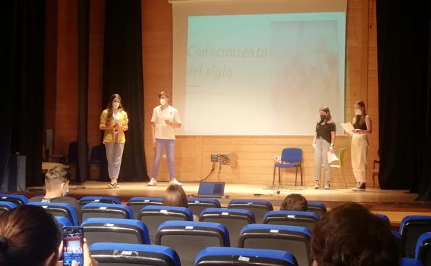 Los alumnos del IES conocen las vivencias de los mayores de Valverde
