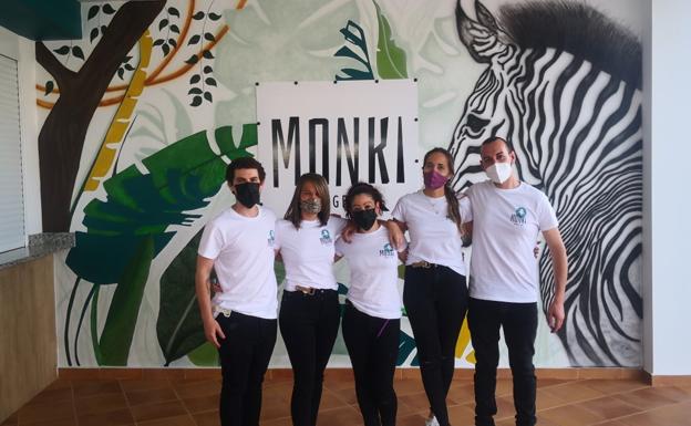 20 años después, la piscina municipal vuelve a tener bar