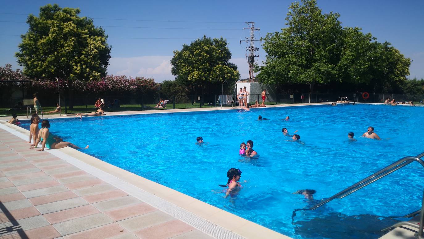 La piscina municipal recibe a unas 400 personas en sus dos primeros días