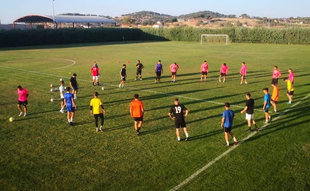 Vuelve a rodar el balón en el Municipal de San Roque