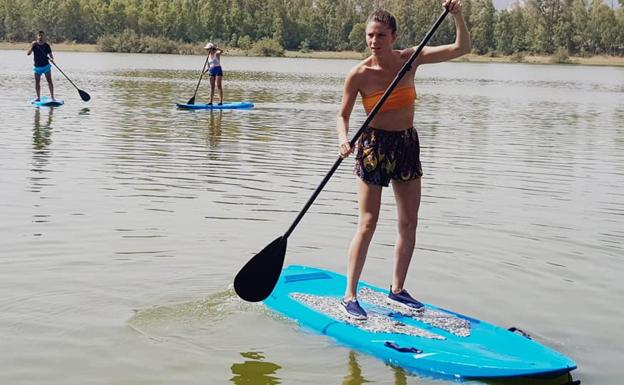 Refrescante jornada de piragüismo y paddle surf en el pantano