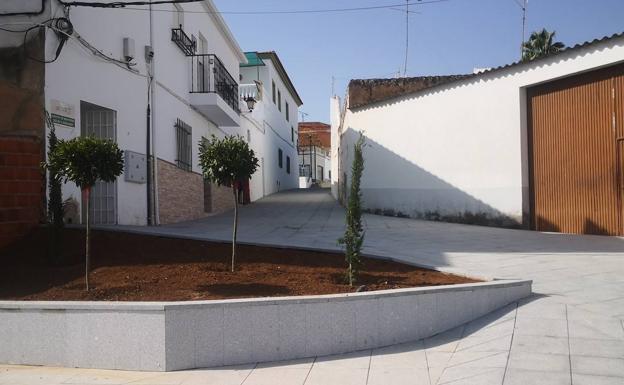 Instaladas las losas de granito en la calle María Dolores Rodríguez Rastrollo
