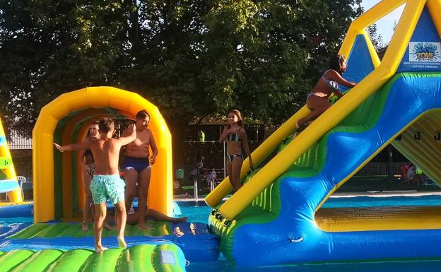 Pequeños y no tan pequeños disfrutan de los hinchables en la piscina