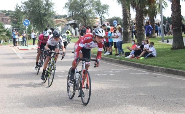 Los valverdeños animan a los ciclistas en la Vuelta a Extremadura