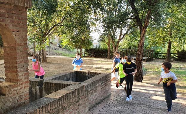Los pequeños conocen más sobre Valverde en la gymkana 'Turistea Valverde'