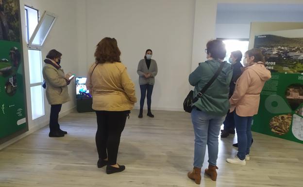 La Asociación de Mujeres también visita el Centro de Turismo