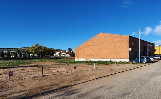 Se construirá un acerado en la calle Goleta que conecte con el de la carretera de Olivenza