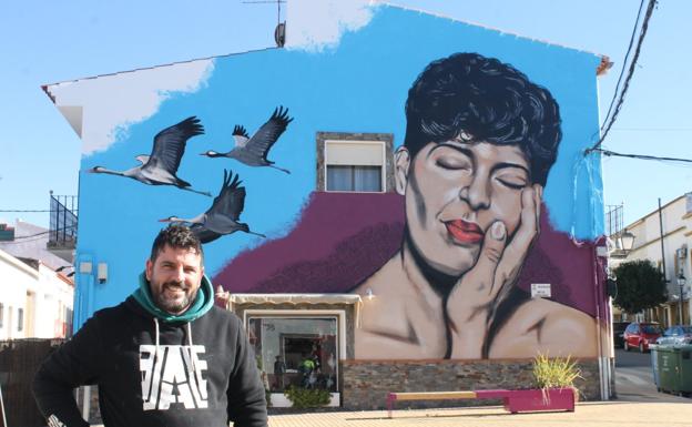 Alex de la Fuente finaliza la pintura artística de la Plazoleta de la Igualdad