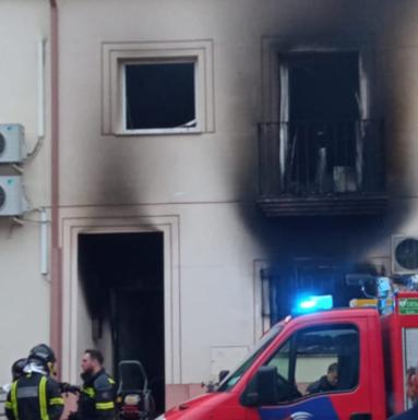 Un incendio arrasa una vivienda en la calle Gabriel Celaya