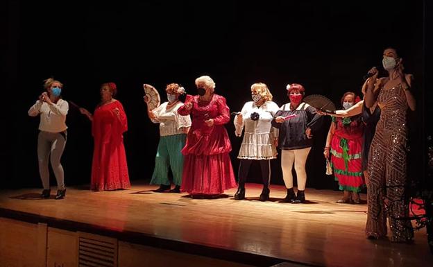 Los mayores disfrutan con un espectáculo de coplas