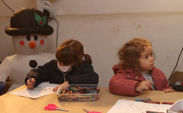 La campaña 'Adoro el Shopping Local' continua con la entrega de castañas y los talleres para pequeños