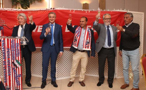 Los colchoneros celebran el 25º aniversario de la Peña Atlética junto a Enrique Cerezo