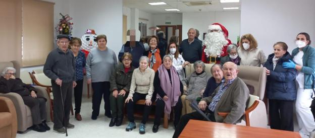 Papá Noel visita a los usuarios del Centro de Día