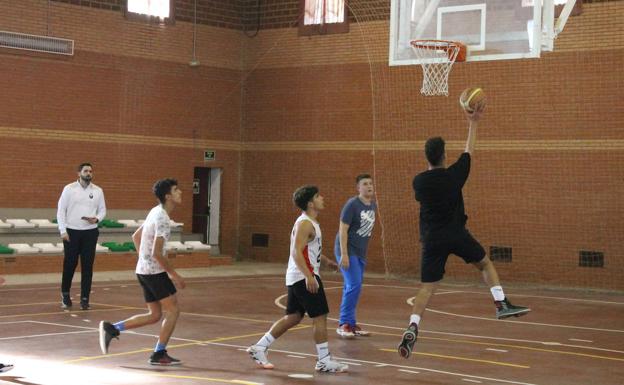 El pabellón acoge un campeonato de baloncesto