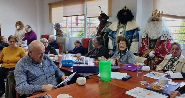 Los Reyes Magos visitan a los mayores del Centro de Día