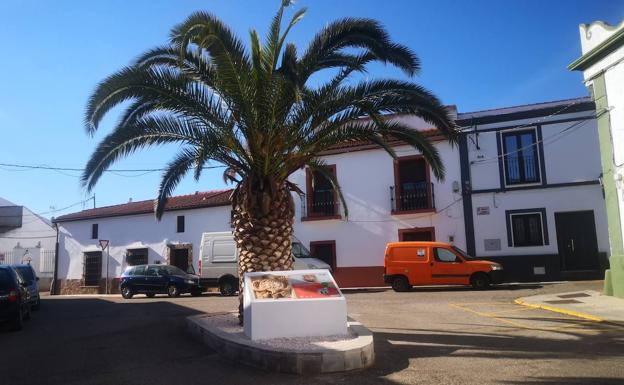 Instalado un monolito con el escudo de la familia Pinilla en la calle Félix Rodríguez de la Fuente