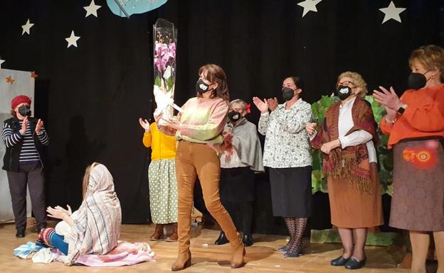 Muchas risas en la comedia 'Qué apuritos señor director' de la Escuela Municipal de Teatro