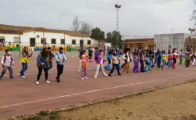 El 'César Hurtado' celebró una fiesta muy hippie por carnaval
