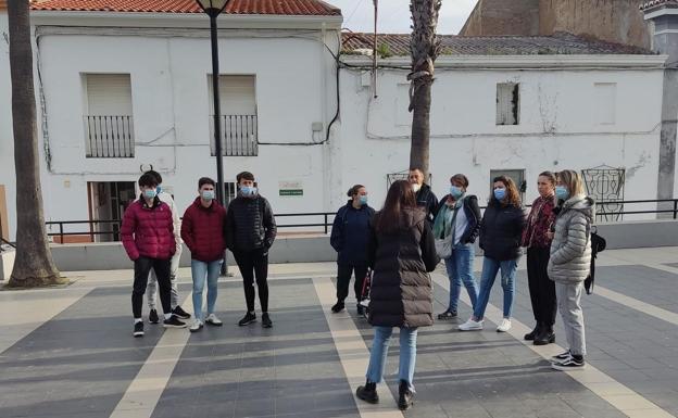 Alumnos del IES 'Campos de San Roque' realizan una ruta turística por Valverde