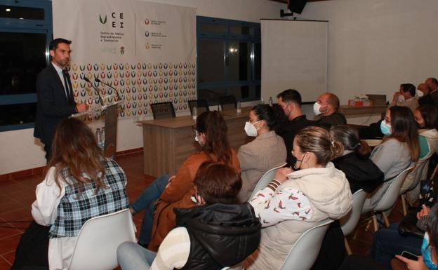 El ayuntamiento presenta el proyecto de adecuación del arroyo La Nave a sus vecinos