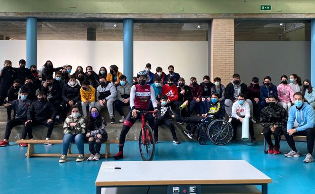 Los alumnos del IES 'Campos de San Roque' conocen a Rubén Tanco y su programa 'Superación sobre ruedas'