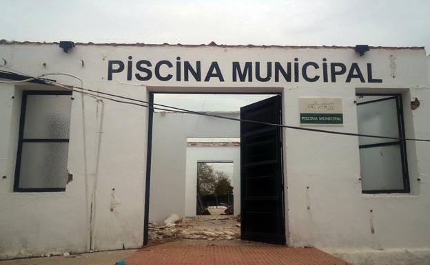 En marcha las obras de renovación de los vestuarios de la piscina municipal de Valverde de Leganés