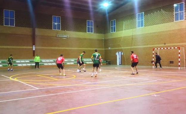 Vuelve el campeonato de invierno de fútbol sala tras la reforma del pabellón polideportivo