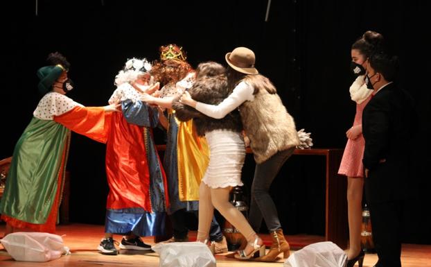Pequeños y no tan pequeños disfrutaron con la obra de teatro 'Menuda noche de Reyes'
