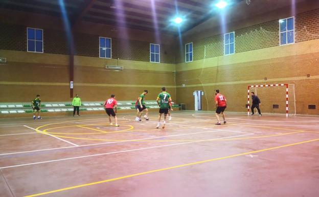 Se disputa la 10ª jornada de liga del campeonato de invierno de fútbol sala tras la reforma del pabellón polideportivo