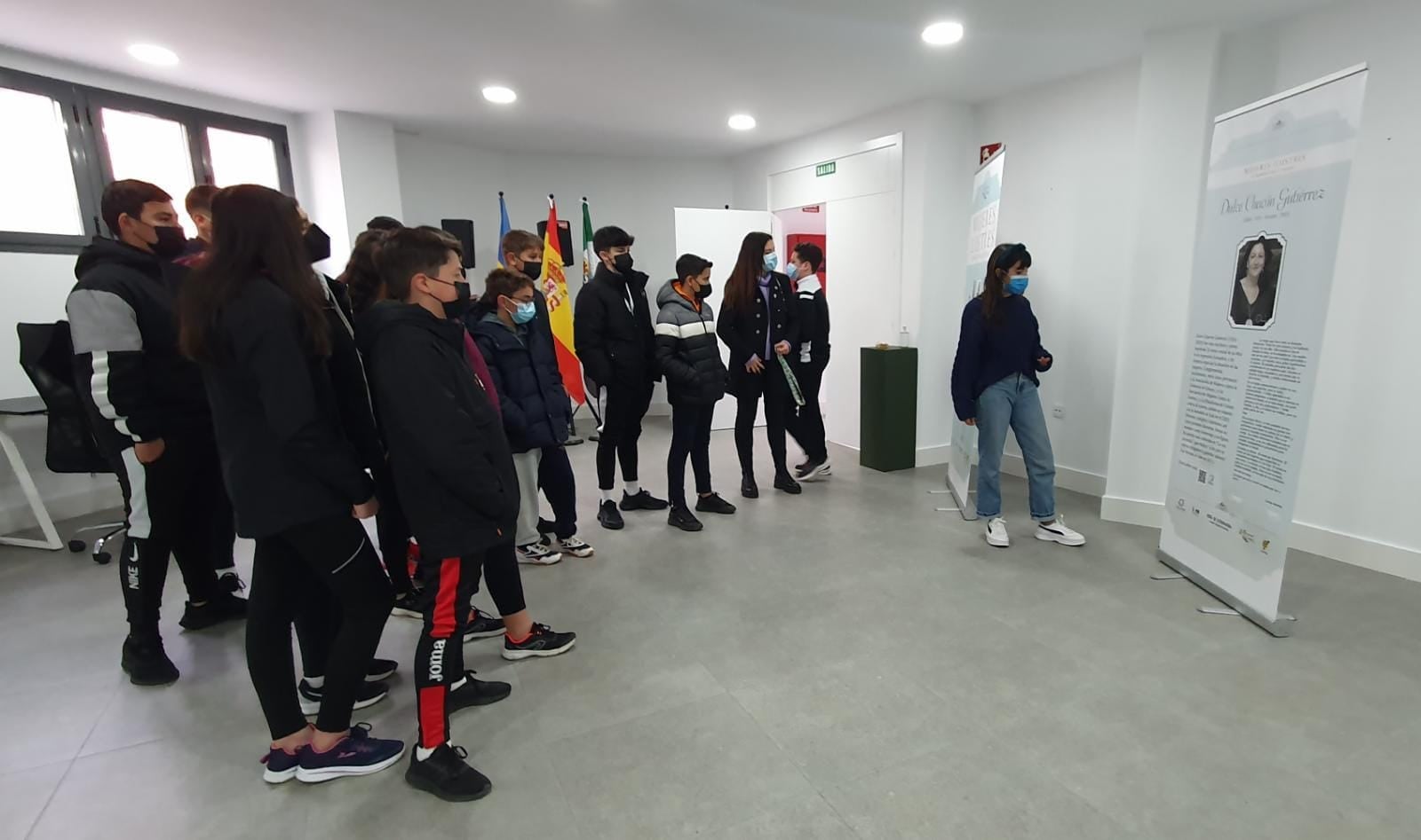 La exposición 'Mujeres ilustres extremeñas' recibe la visita de los alumnos del IES 'Campos de San Roque'
