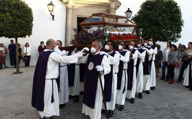 El Santo Entierro luce en un gran viernes santo en Valverde de Leganés