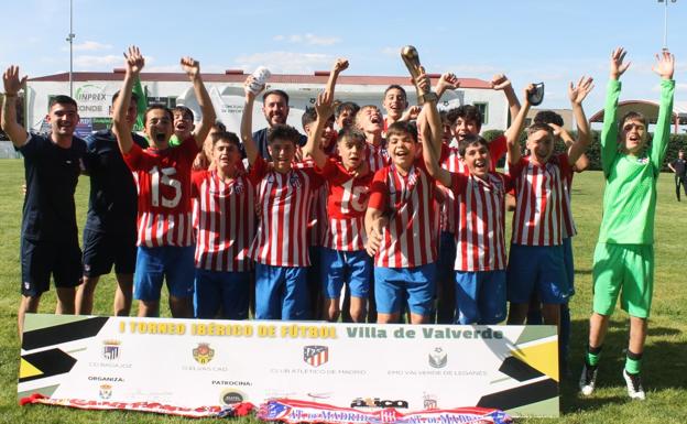 El Atlético de Madrid estrena el palmarés del Trofeo Ibérico de Fútbol 'Villa de Valverde'