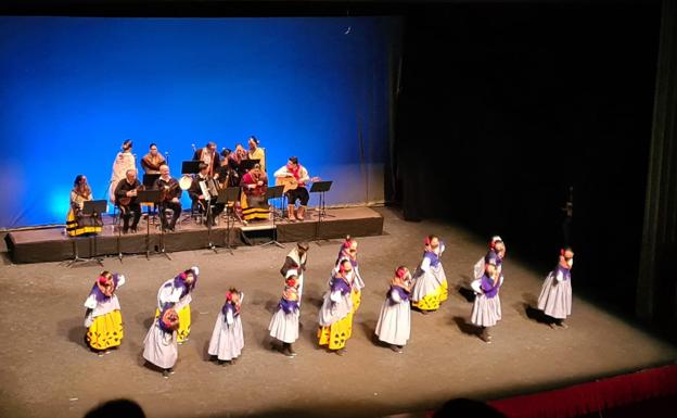 La Escuela de los Coros y Danzas de Valverde participa en el XXXVII Festival de Folklore en la Escuela