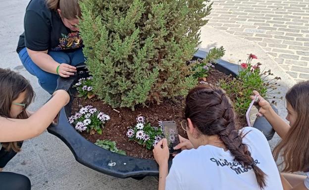 Los valverdeños aprenden a hacer fotografías con sus teléfonos móviles