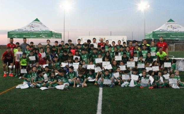 La Escuela de Municipal de Fútbol clausura la temporada con una tarde muy futbolera