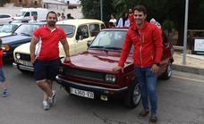 Dos vecinos amantes de los coches antiguos pertenecen al Club Peña 4 Marchas