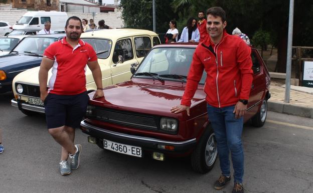 Dos vecinos amantes de los coches antiguos pertenecen al Club Peña 4 Marchas