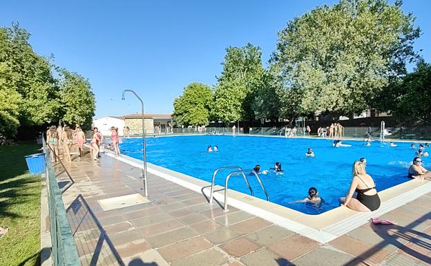 Más de 250 personas aprovechan la inauguración de la temporada de baños en la piscina municipal