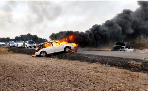 La poca visibilidad producida por un incendio La Cocosa provoca un accidente de tráfico